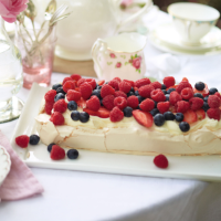 Berry meringue tart