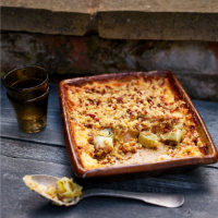 Baked leeks with bacon crumble