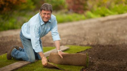 Alan Titchmarsh's Summer Garden - How to create a lawn using turf