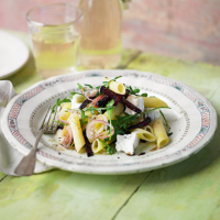 Pasta with goat's cheese, rocket and beetroot