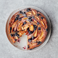 Spiced apple & blueberry muffin cake