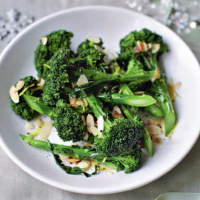 Broccoli with olive oil, lemon and almonds 