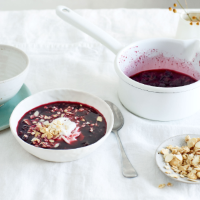 Blueberry soup with yogurt and toasted oats