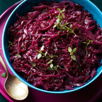 Braised red cabbage with apple