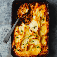 Cottage pie with cauliflower cheese topping 