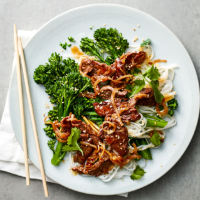Japanese-style beef and broccoli noodles