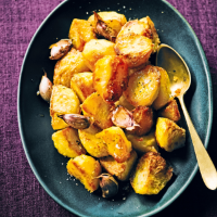 Roast potatoes with garlic