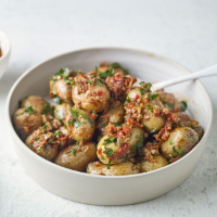 Roast potatoes with a sun-dried tomato tapenade dressing