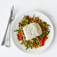 Tray-grilled hake with pepper, beans and chick peas