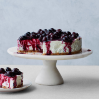 Vanilla cheesecake with blueberry compote