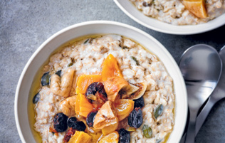 overnight oats with tea-soaked dried fruit