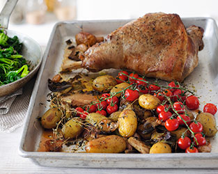 Roast lamb with potatoes & thyme