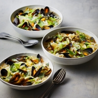 Aromatic noodle broth with mussels