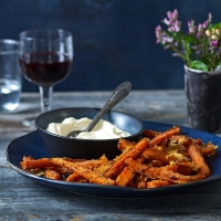 Baked parmesan carrot chips with aioli 