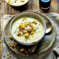 Cauliflower cheese soup with crispy croutons