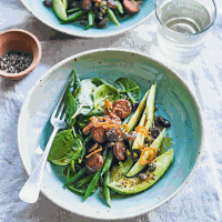 Chorizo, spinach & avocado salad