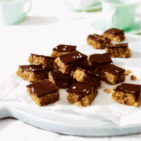 Easy chocolate bites with date and coconut