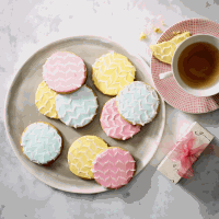 pretty_feather_iced_biscuits