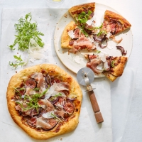 Proscuitto-and-fig-pizzas