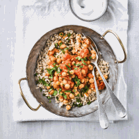 Quick chickpea curry with coconut yogurt