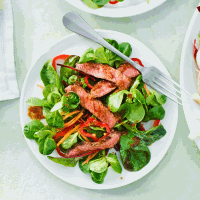 Seared steak salad with sweet and sour dressing