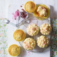 Shimmering cupcakes with white chocolate, vanilla and strawberry