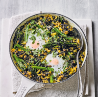 Baked eggs with spicy black lentils