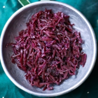 Sweet and sour red cabbage