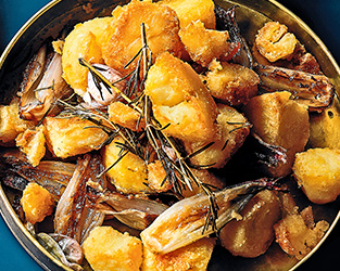 Rapeseed-roasted potatoes & shallots with rosemary